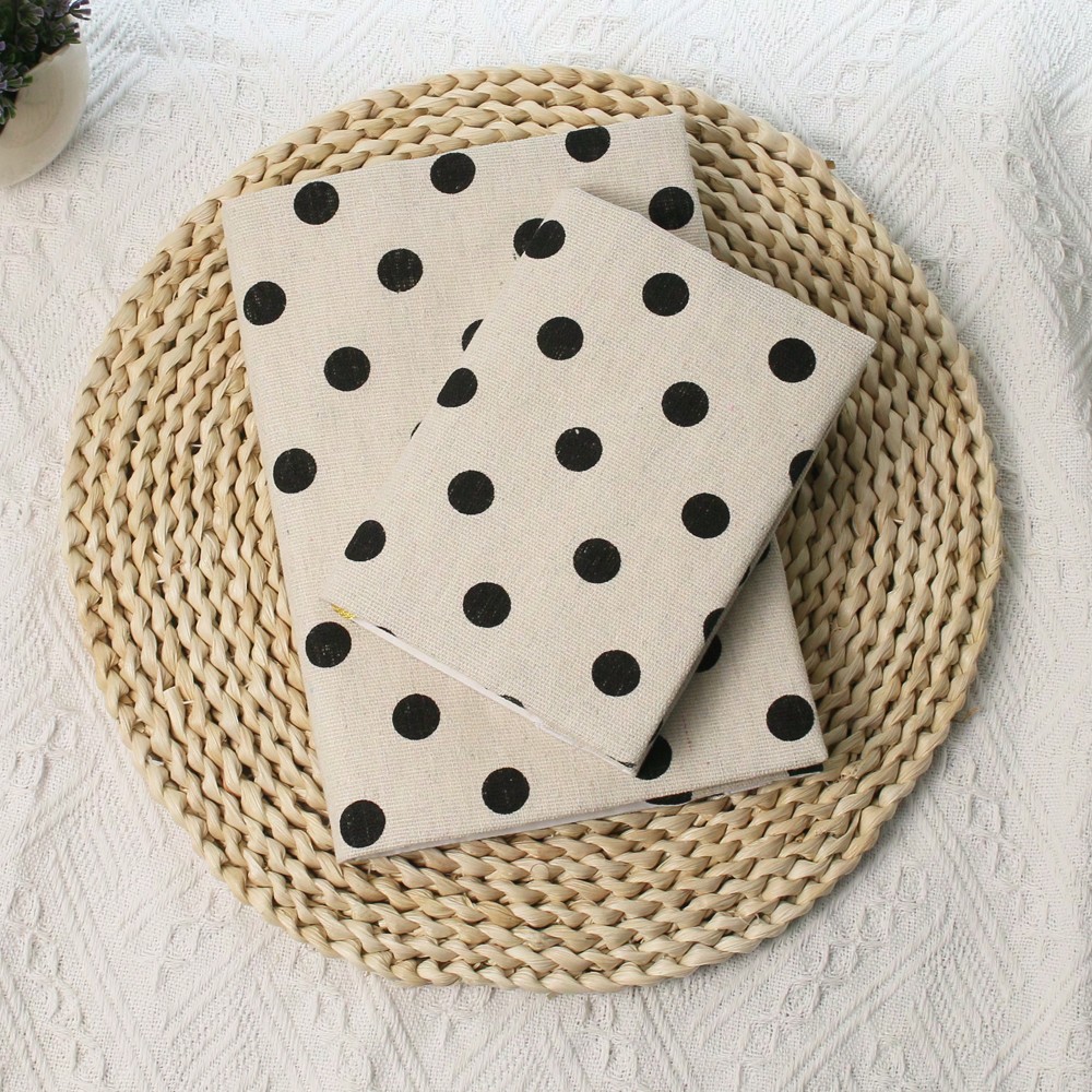 Notebook Dotted A5 - A5 A6 Wochen Grauer Hintergrund Schwarzer